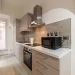 Guesthost - Terme Di Traiano - 10 Min Dal Colosseo * Рим