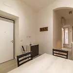 Guesthost - Terme Di Traiano - 10 Min Dal Colosseo Апартаменты
